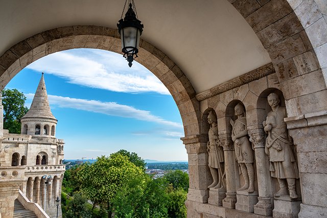 hungary_budapest_fishermans_bastion_three_statues_arch_reduced1.jpg