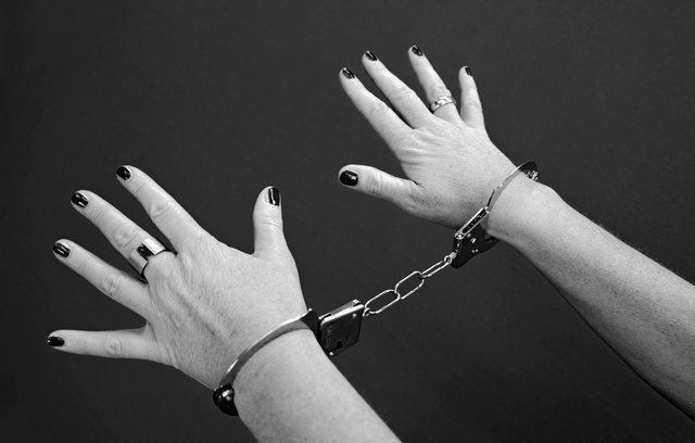 handcuffs964522_1920.jpg