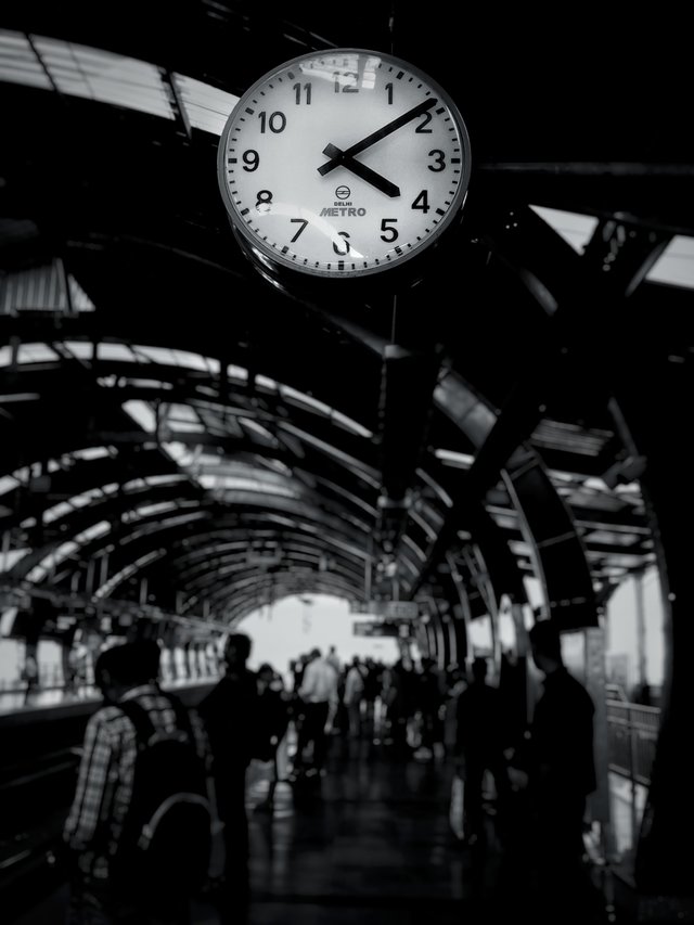 grayscalephotographyoftrainclockreadsat4091583112.jpg