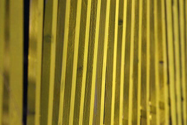 Yellow_Wooden_Fence_Closeup_02_s.jpg