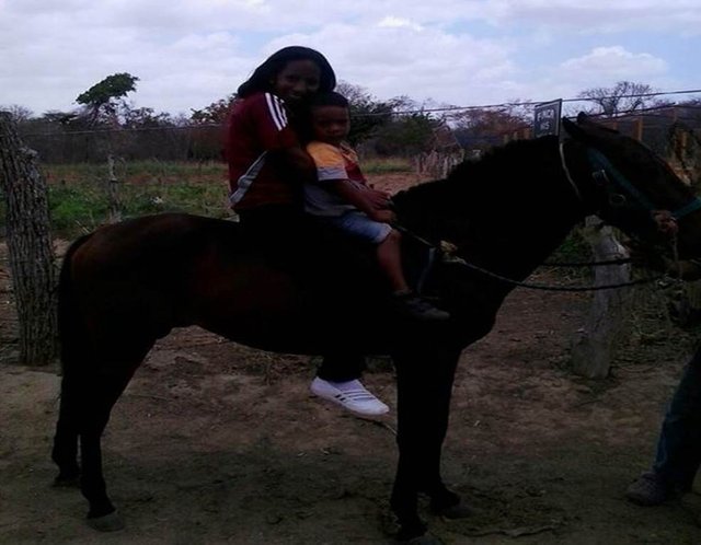 maria a caballo con el niño.jpg