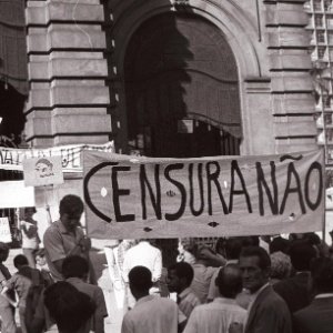 13fev1968atorescomplacasefaixasprotestamcontraacensuranoteatromunicipaldesaopaulo1392665913461_300x300.jpg