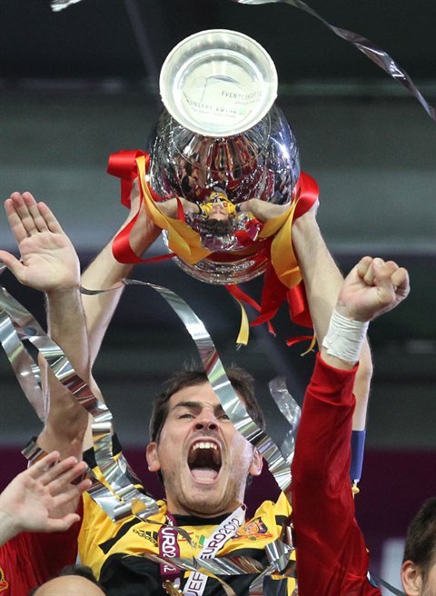 Iker Casillas Euro 2012 final trophy.jpg