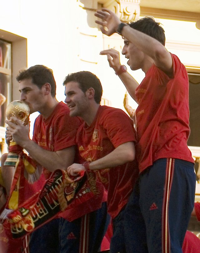 Casillas besando la Copa del Mundo de fútbol.jpg