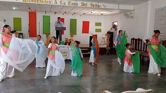 danzarinas en santa cena dali13 y carlis20.jpg