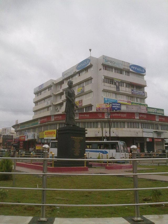 Shakthan_Thamparan_statue.jpg