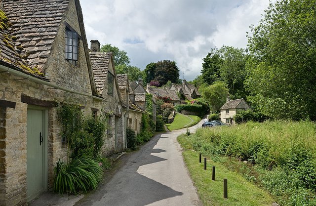 1024pxBibury_Cottages_in_the_Cotswolds__June_2007.jpg