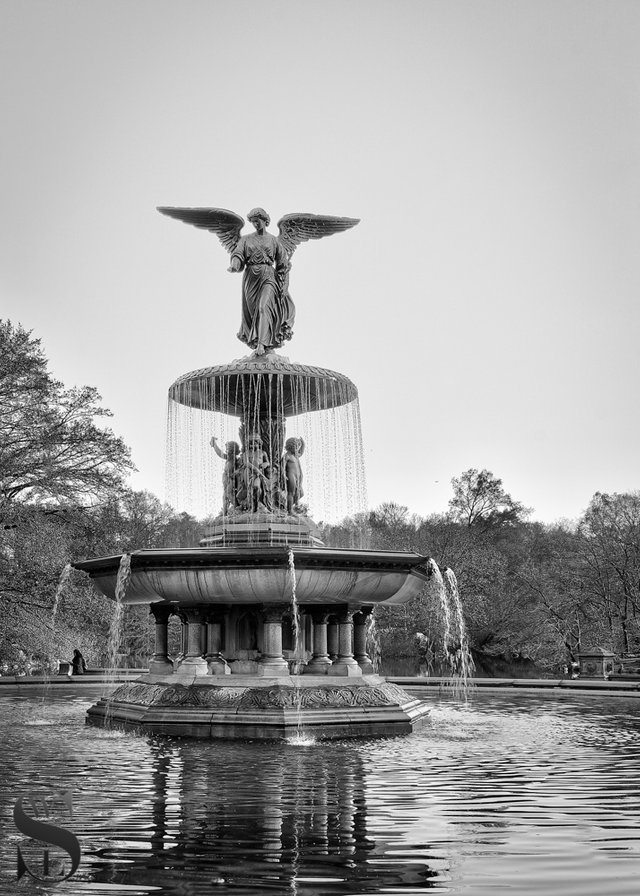 1 monochrome angel Fountain.jpg
