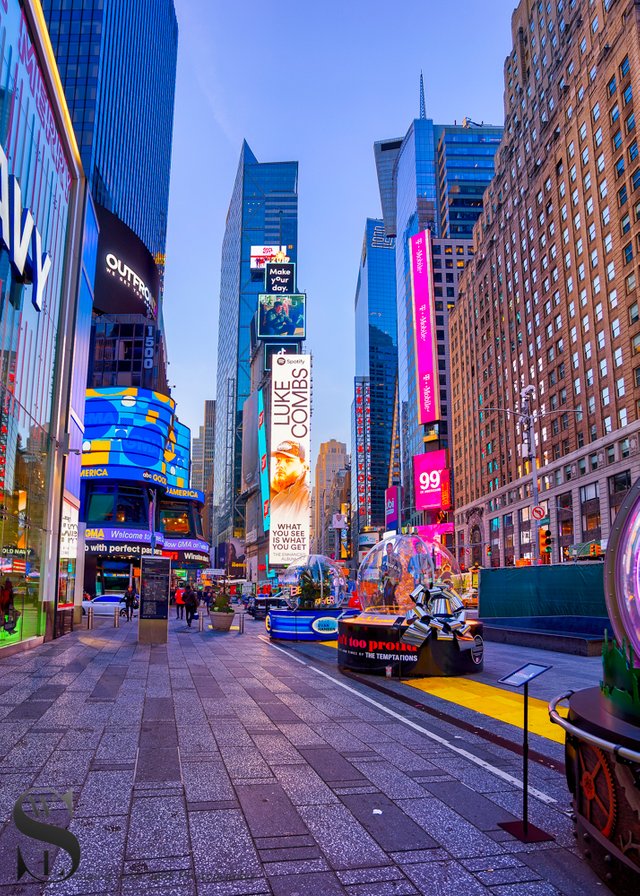 1 1 Broadway Snow Globes Times Square3.jpg