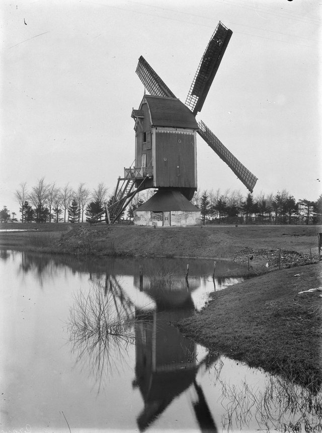 Overzicht_molen_aan_het_water__Grave__20084213__RCE.jpg