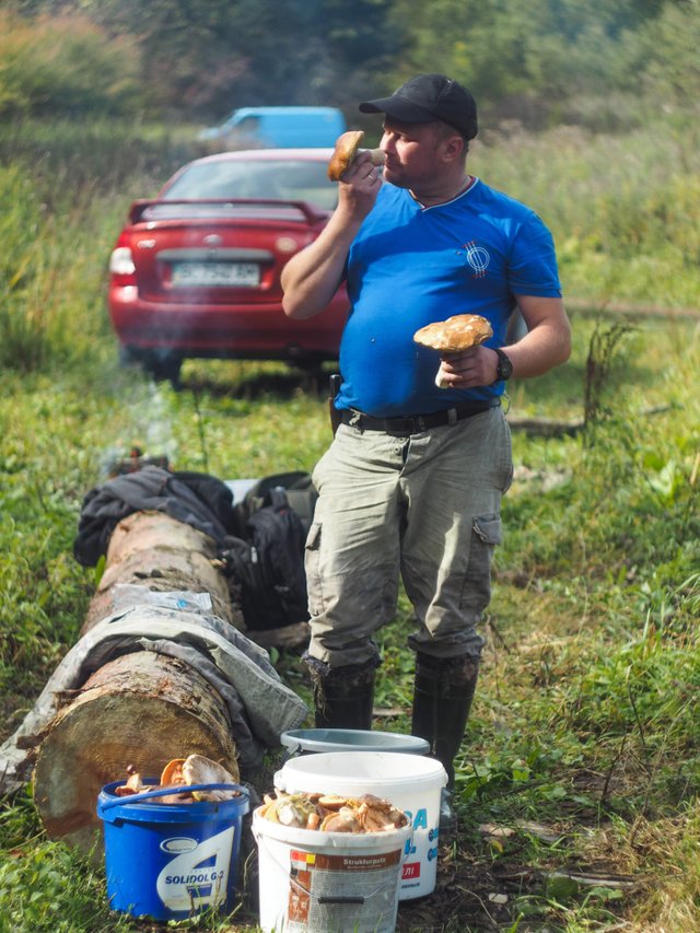 My friend enjoys the smell of real Boletus edulis