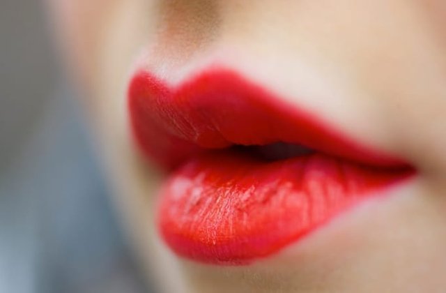 Escribiré un poema de amor con mi beso labial rojo