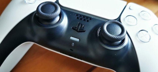 PS5 microphone mute button