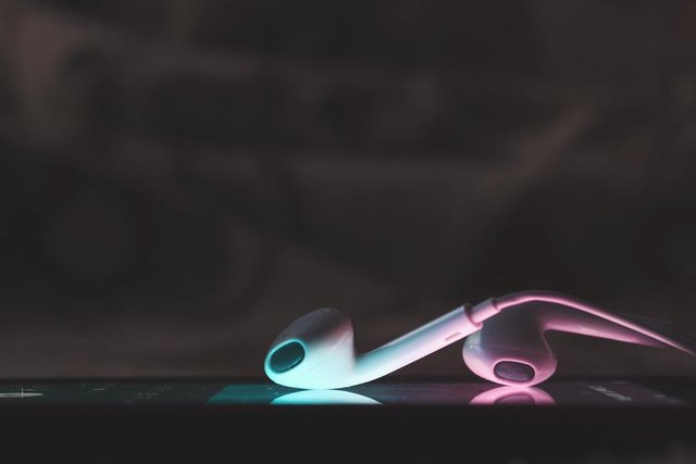 earphones-earpods-justifyyourlove-802958.jpg