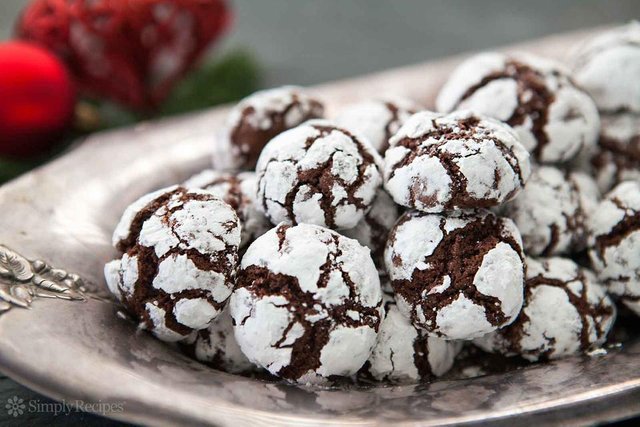 chocolate-crinkle-cookies-horiz-a-1600.jpg