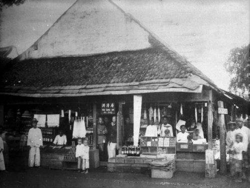 Toko milik pedagang Tionghoa, 1880-1910. Stoop..jpg