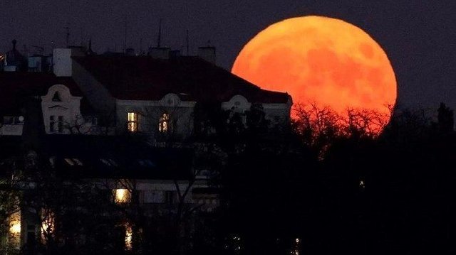 bulan merah.jpg