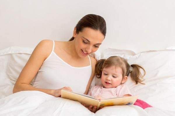 madre-leyendo-con-su-hija.jpg