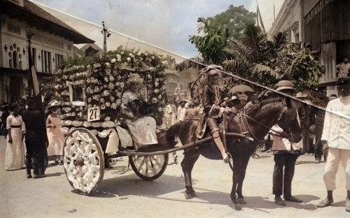 Perayaan 100 Tahun Kemerdekaan Belanda di Bandung, 1914. Het Leven. Colorized..jpg