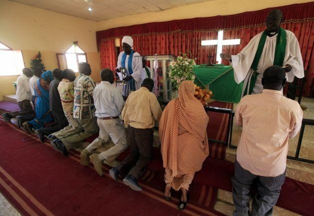 christians-worship-in-sudan.jpg