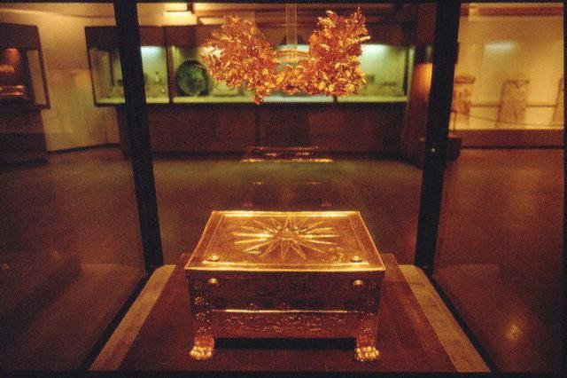 Golden_larnax_and_wreath_of_Philip_II_of_Macedon_at_the_Vergina_museum.jpg