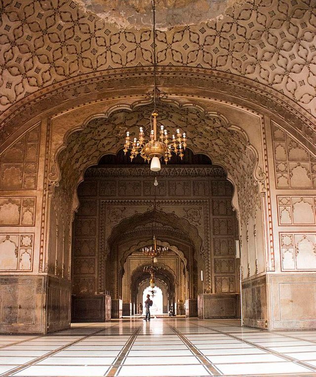 800px-Badshahi_Mosque_King’s_Mosque.jpg