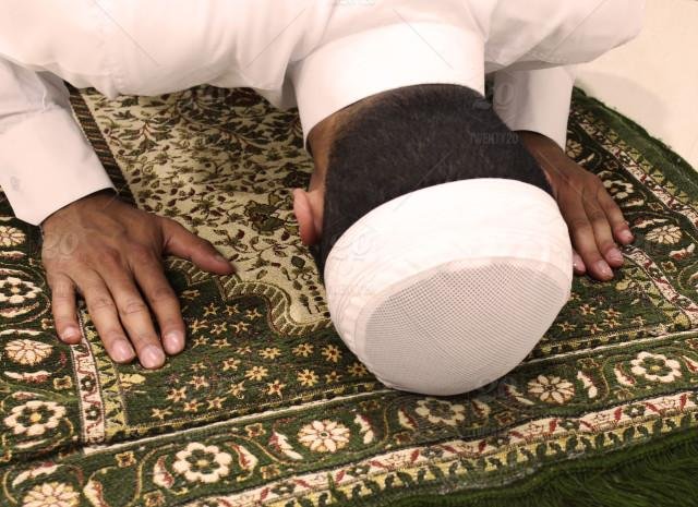 stock-photo-religion-islam-carpet-faith-praying-believe-46e37c72-1182-4086-964e-00ca0c730a5c.jpg