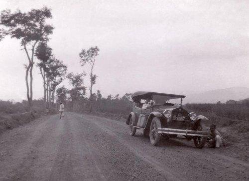 Memperbaiki Mobil di Pinggir Jalan, 1920. Hilbrander..jpg