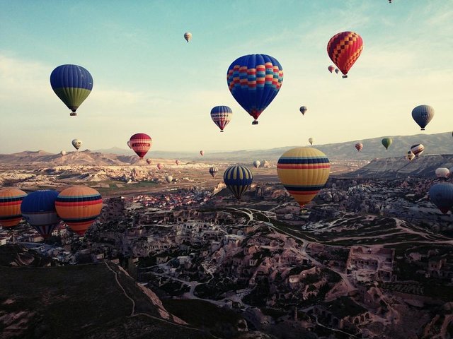 Montgolfières survolant Cappadoce, Turquie