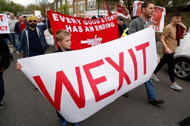 Arsenal-fans-protest-against-manager-Arsene-Wenger-outside-the-stadium-before-the-game.jpg