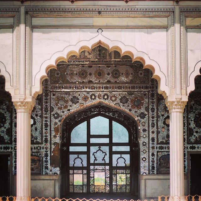 Framing_sheesh_mahal.jpg