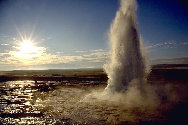 1200px-Strokkur_geyser_eruption,_close-up_view.jpg