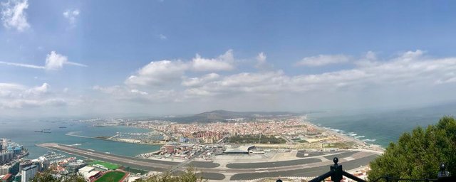 Gibraltar-the-rock-felsen-von-Gibraltar-Affen-Europa-Afrika-Flughafen.jpeg