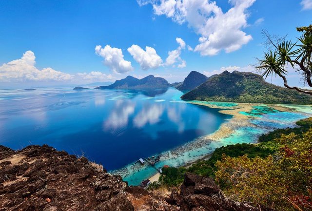 bohey-dulang-malerischen-blick-auf-borneo-sabah-malaysia-istock-473804054-2.jpg