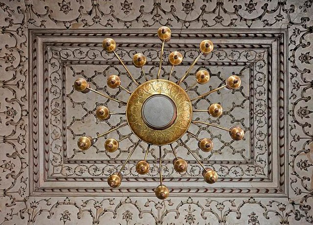 Ceiling_of_Main_Hall-_Badshahi_Mosque.jpg