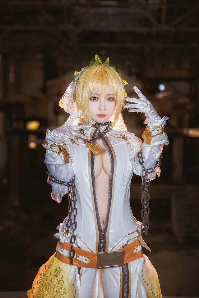 Armed-Busty-NeroClaudius-Cosplay-4.jpg