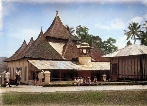 Masjid di Bukittinggi, 1880. Stoop. Colorized..jpg
