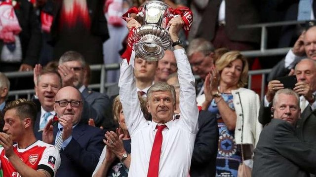 wenger-souleve-la-fa-cup-en-2017_225047.jpg