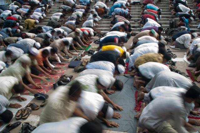 stock-photo-islam-prayer-worship-crowds-bangladesh-c7f96bd6-69ee-415c-a14c-f4b312713d09.jpg