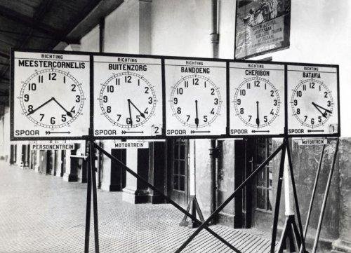 Jadwal Kedatangan Kereta di Stasiun Gambir Jakarta, 1931.jpg