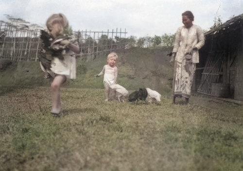Anak Belanda bermain dengan ayam. Jawa, 1925. Hilbrander. Colorized..jpg