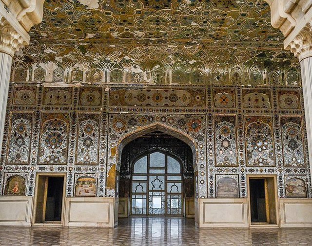 800px-Beautiful_view_Sheesh_Mahal.jpg