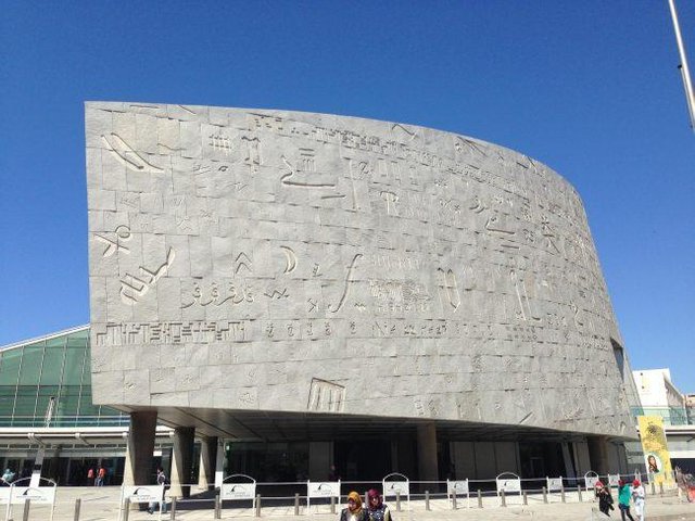 biblioteca-alexandria-egito.jpg