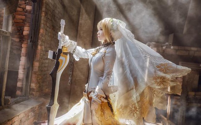 Armed-Busty-NeroClaudius-Cosplay-10.jpg