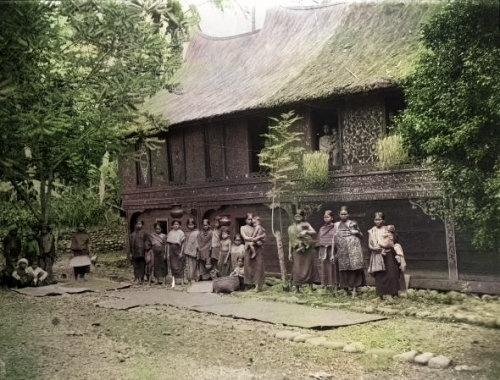 Wanita dan anak-anak Minangkabau, 1880. Stoop. Colorized..jpg