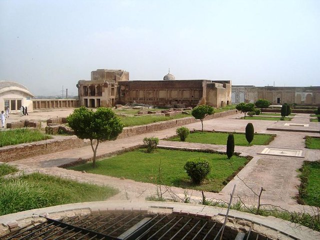 Pakistan-Lahore_Fort-By_@ibneazhar_Sep_2016_(149).jpg