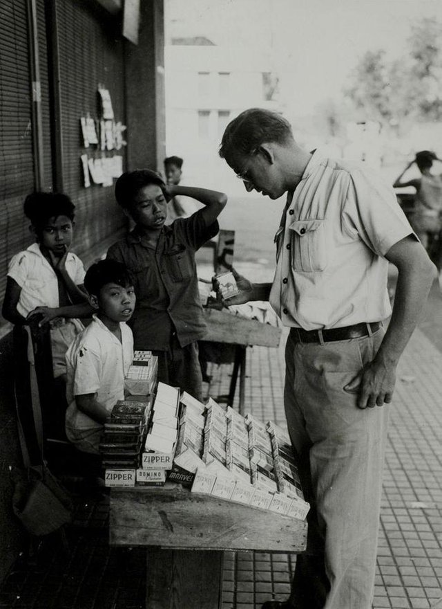 Anak Penjual Rokok di Jakarta, 1947. Hugo Wilmar-Spaarnestad..jpg