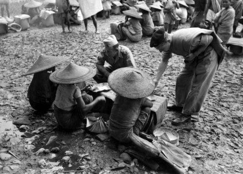 Tentara Belanda Berbelanja di Pasar Rantepao, Sulawesi 1948. Hugo Wilmar-Spaarnestad..jpg