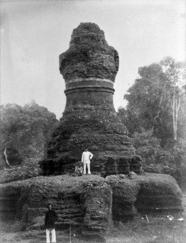 Pria di Depan Menara Kuno, 1880. Stoop..jpg