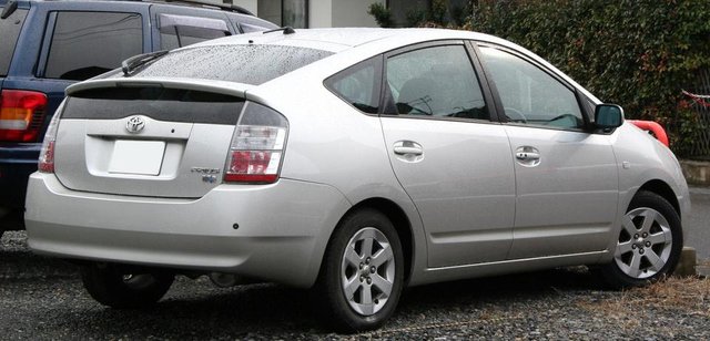 2003-2005_Toyota_Prius_rear.jpg